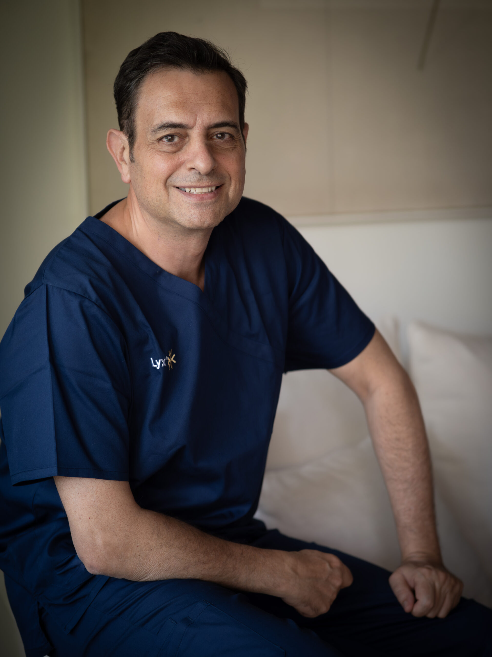 Dr. Carlos Balmori, urologo especialista en fertilidad masculina y medicina sexual en Madrid